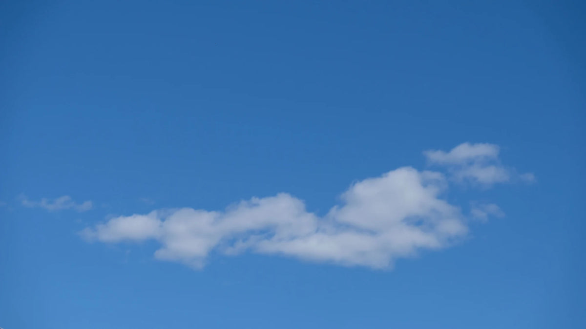 petit nuage isolé dans un immense ciel bleu azur