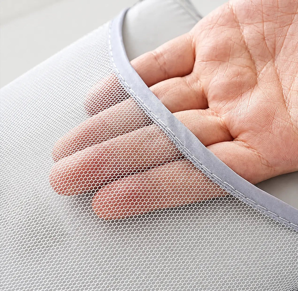 Détail de la maille textile du gant de repassage Novapur™