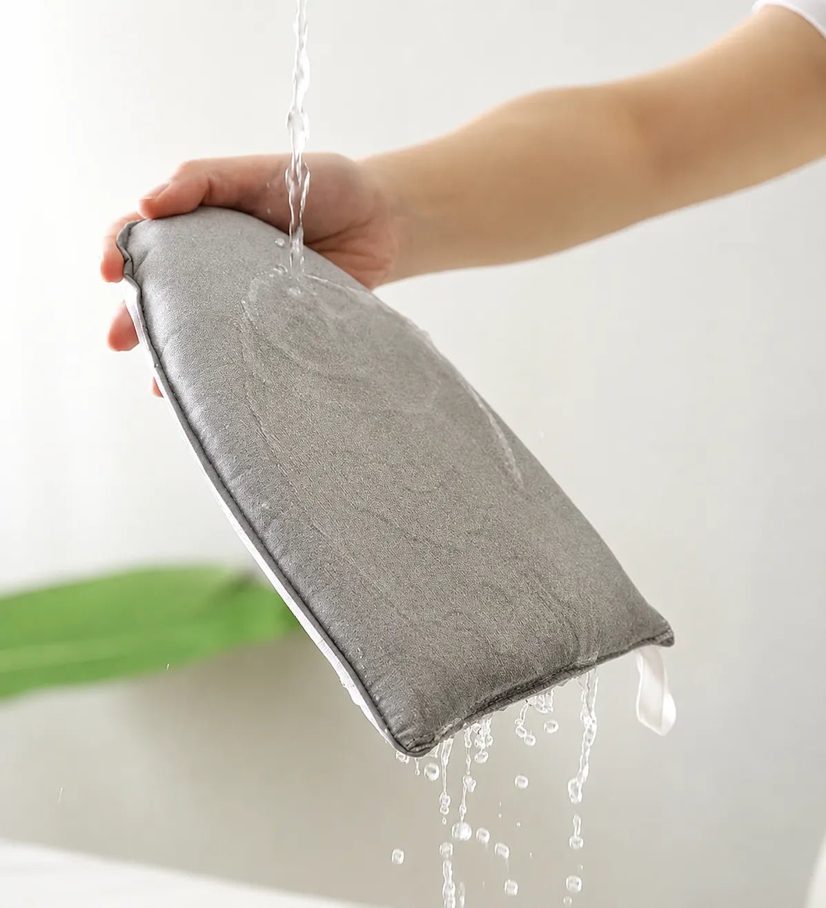 Gant de repassage Novapur™ lavable passé sous l’eau
