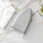 Gant de repassage Novapur™ posé sur une table en marbre