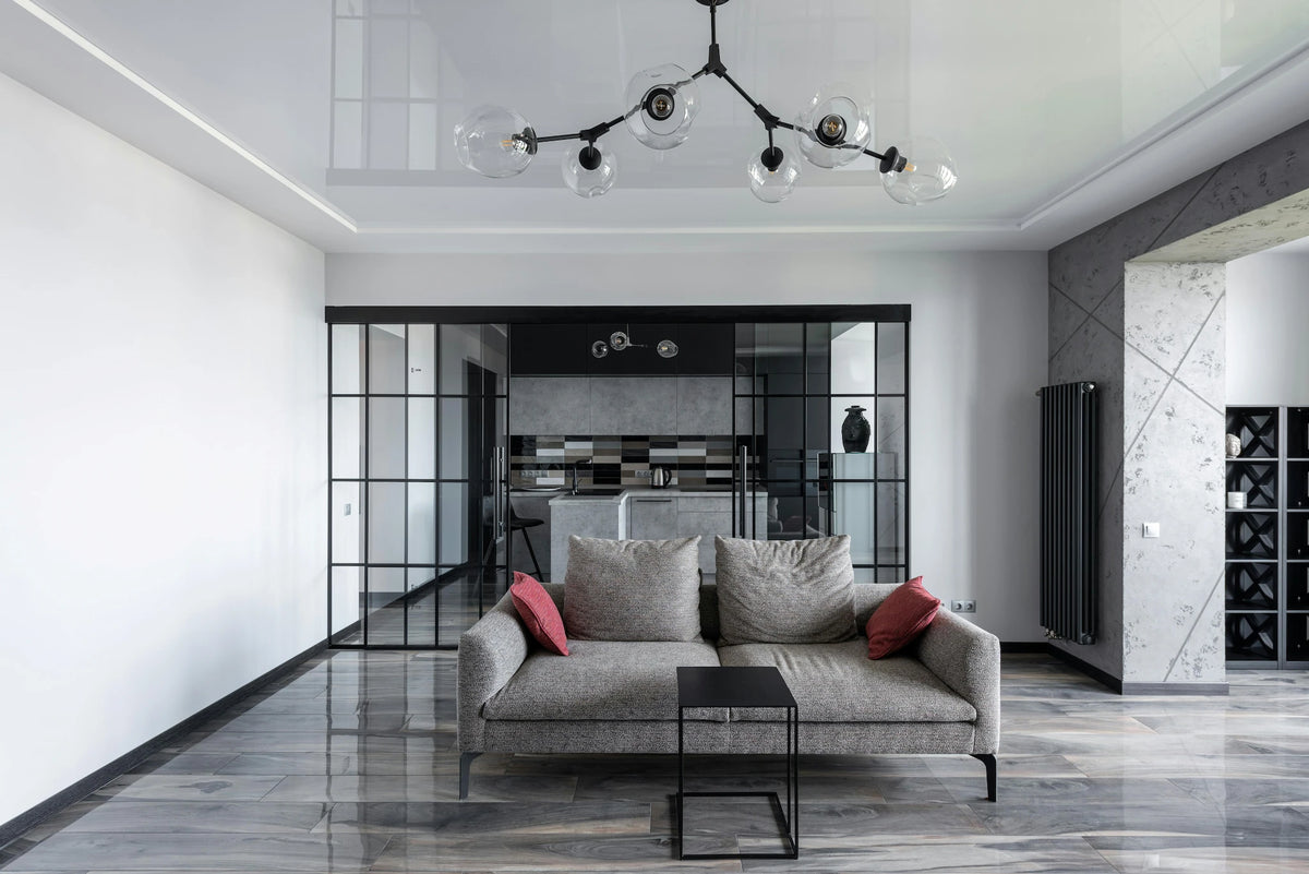 Salon moderne propre avec canapé gris dans un intérieur soigné
