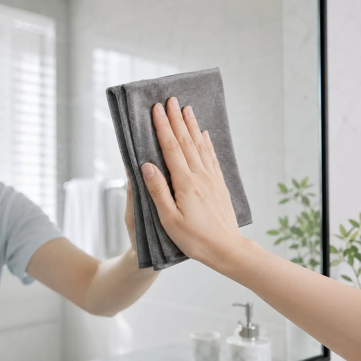 Nettoyage d’un miroir avec un chiffon microfibre Novapur™