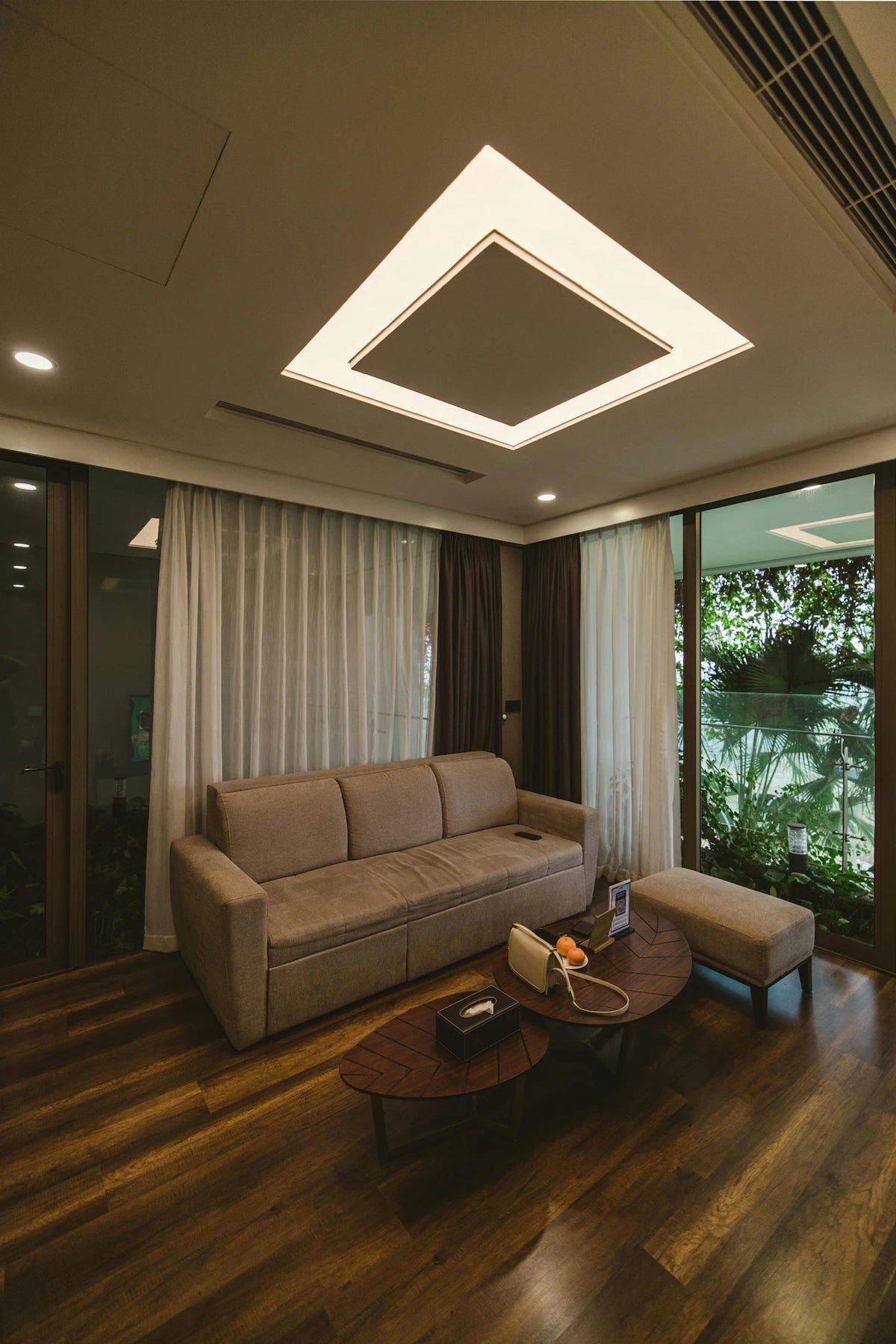 Salon moderne avec canapé beige dans un intérieur propre et chaleureux