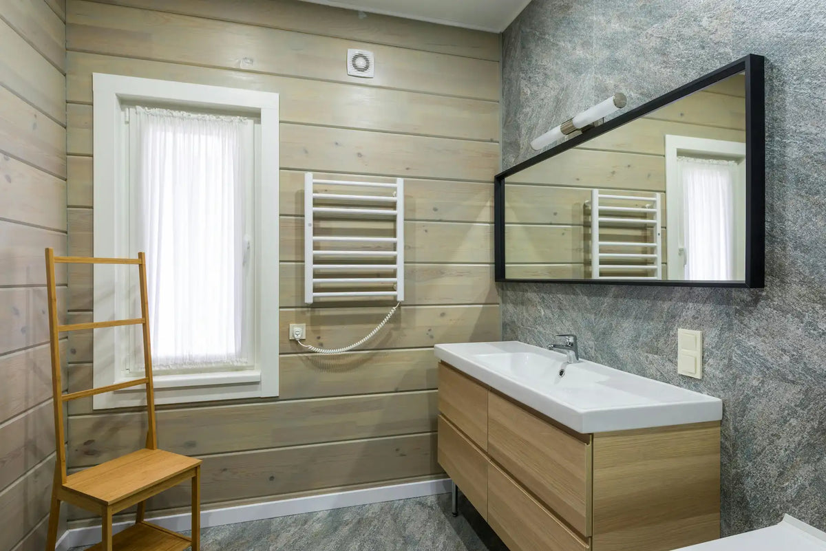 salle de bain chaleureuse en marbre et bois