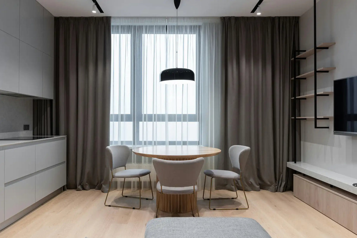 salon cosy avec table chaises et grands rideaux